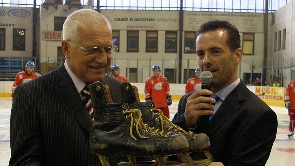 Prezident republiky Václav Klaus dostal v Jihlavě na hokeji jako dal historické brusle.