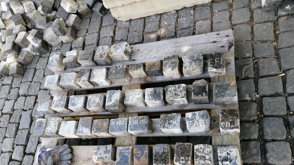 Objevené dlažební kameny z židovských náhrobků - 1