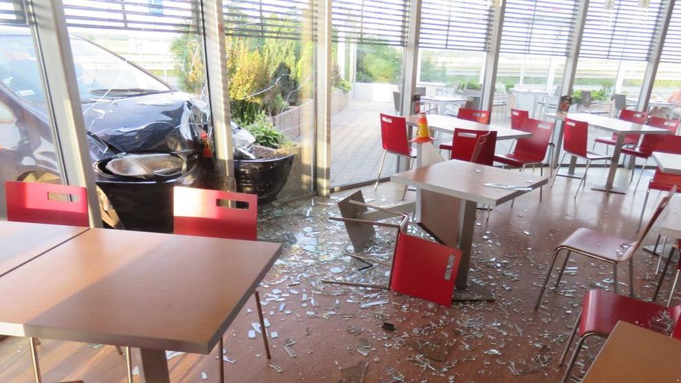 Muž nezvládl řízení a narazil do budovy čerpací stanice - 3