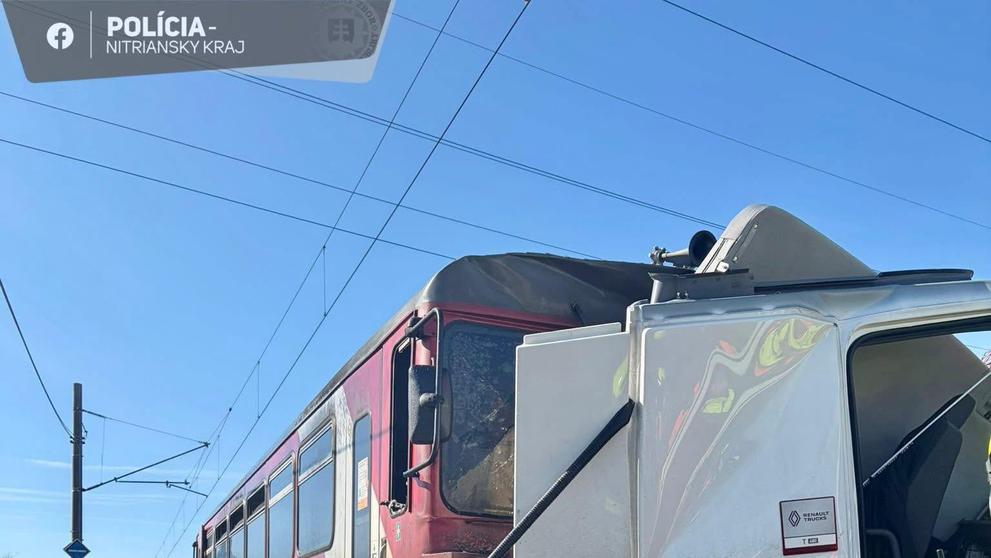Srážka vlaku s kamionem v Nových Zámcích