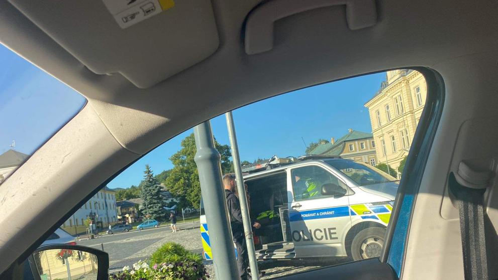 Útok tyčemi a srocování lidí před policejní služebnou v Novém Boru