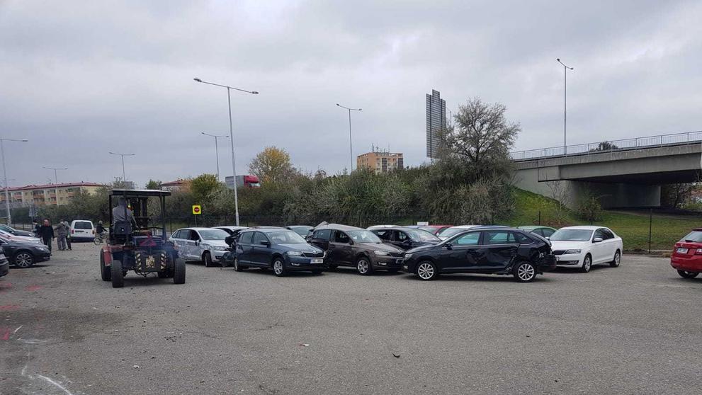 Nákladní auto vjelo do autobazaru, kde nabouralo několik aut - 2