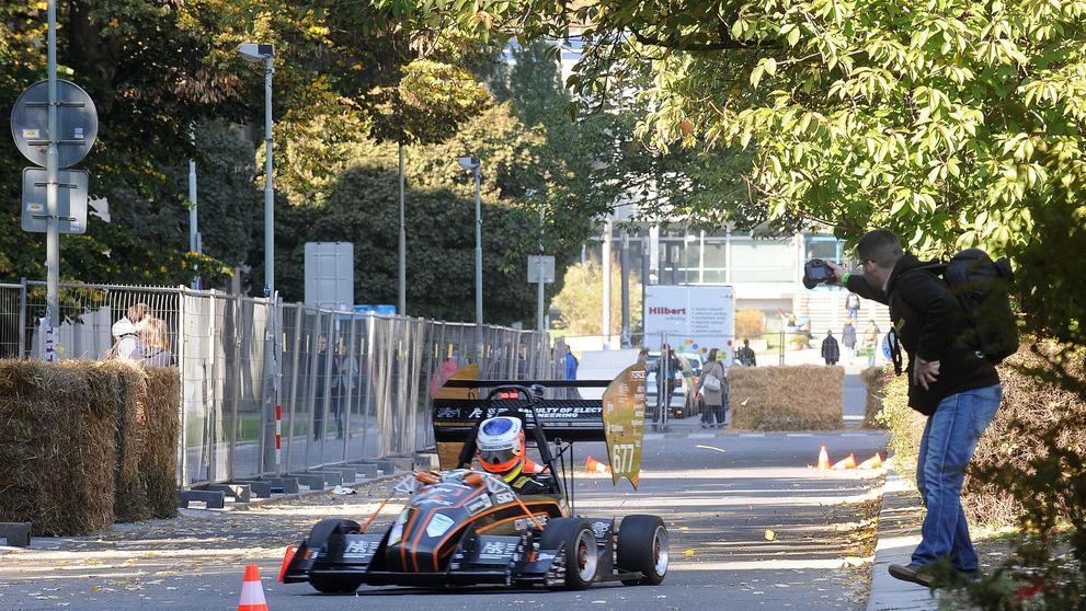 Studentské formule se proháněly po pražských Dejvicích - 9