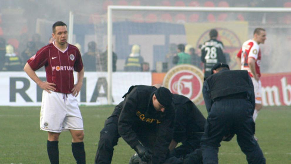 Zápas Sparta - Slavia fanoušek na hrací ploše
