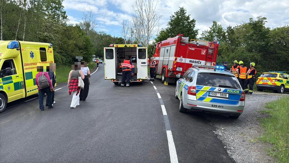 Nehoda autobusu u obce Borotice na Příbramsku