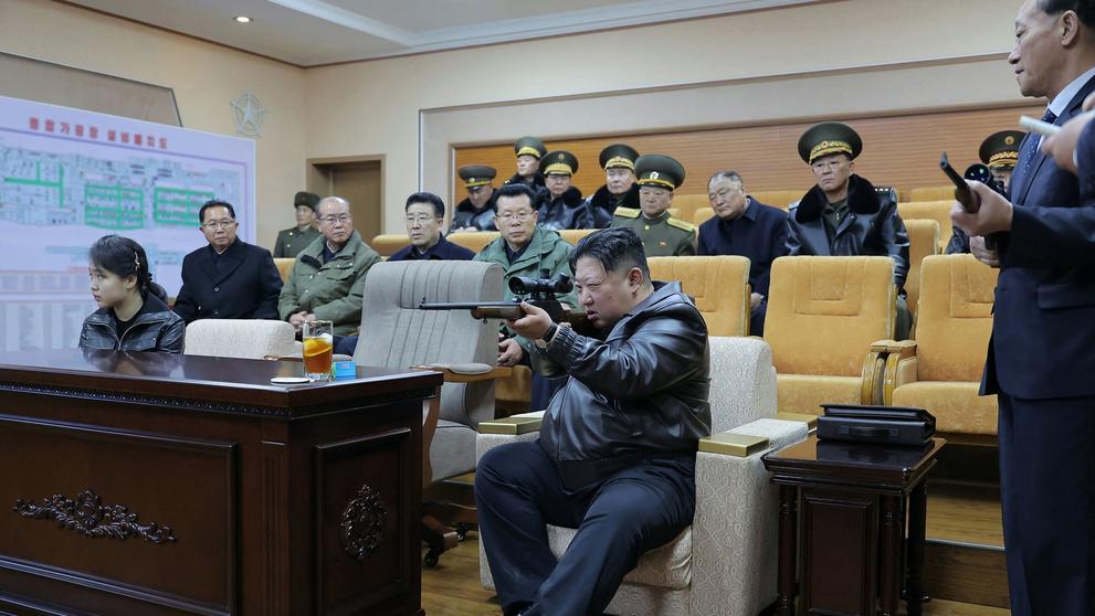 Kim Čong-un s odstřelovací puškou