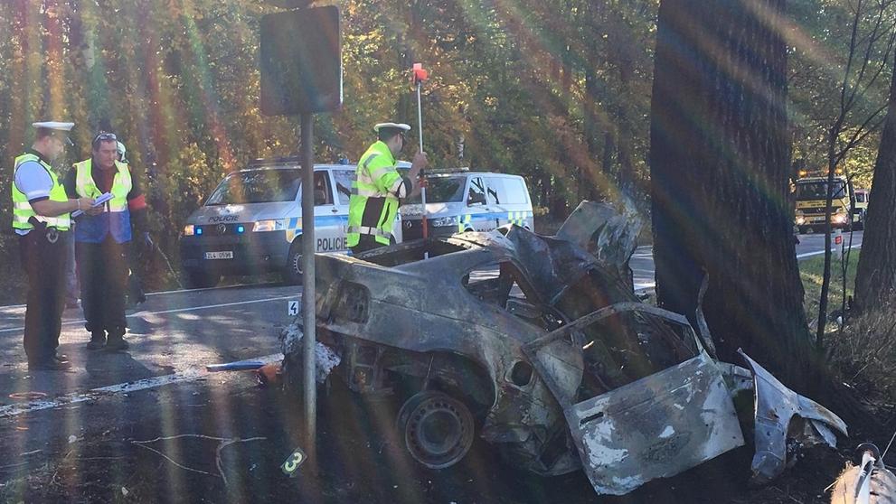 Auto po nárazu do stromu u Liberce shořelo, řidič zemřel - 3