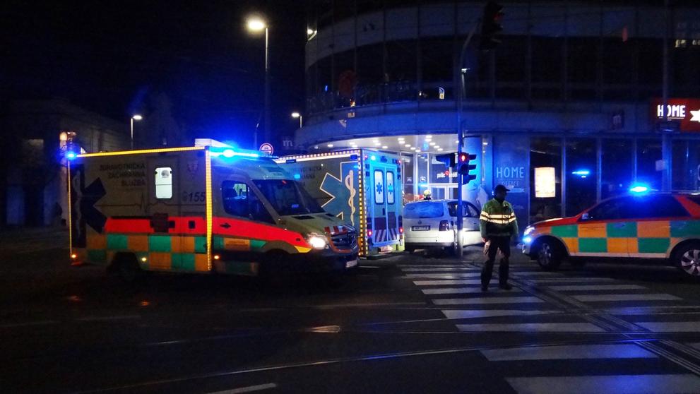 Auto prolétlo křižovatkou a zastavilo se o roh paláce.