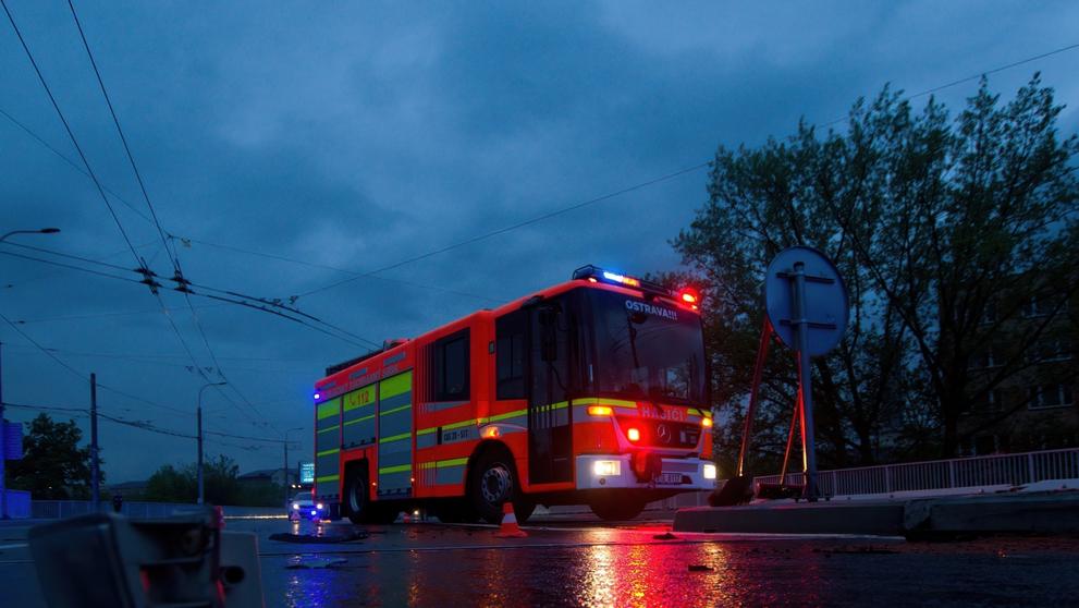 Auto po nehodě v Ostravě prorazilo zábradlí a spadlo z mostu - 8
