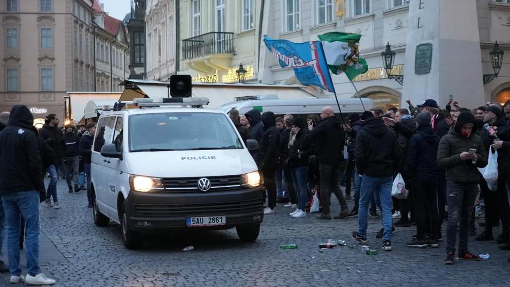 Policejní zákrok proti holandským fanouškům na Staroměstském náměstí (4)