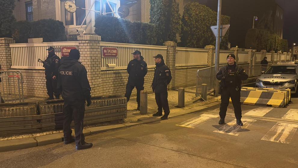 Policejní zásah u izraelské ambasády, kde se pokusil upálit muž
