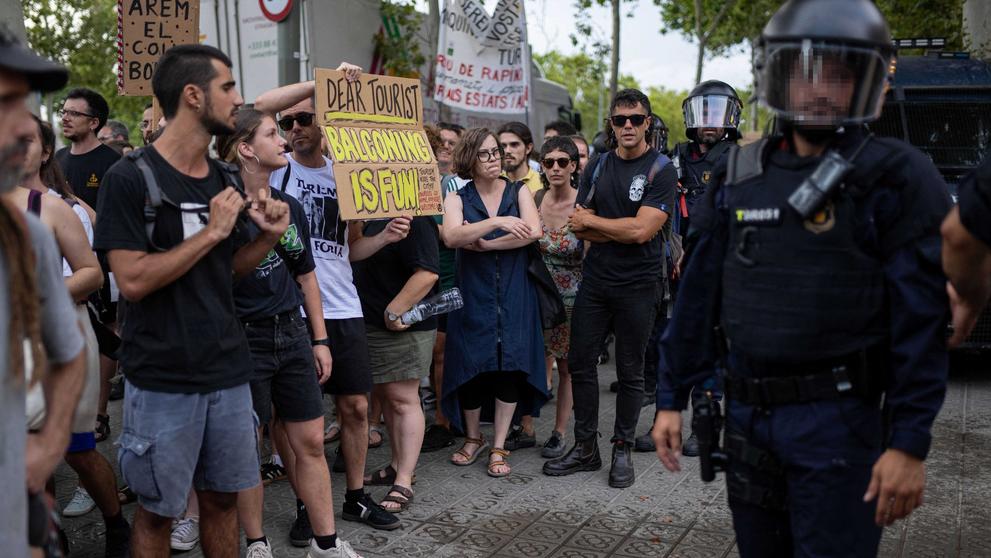 Demonstrace proti turistům v Barceloně (4)