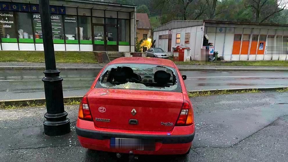 Muž na Sokolovsku poničil sekerou zaparkované vozidlo - 1