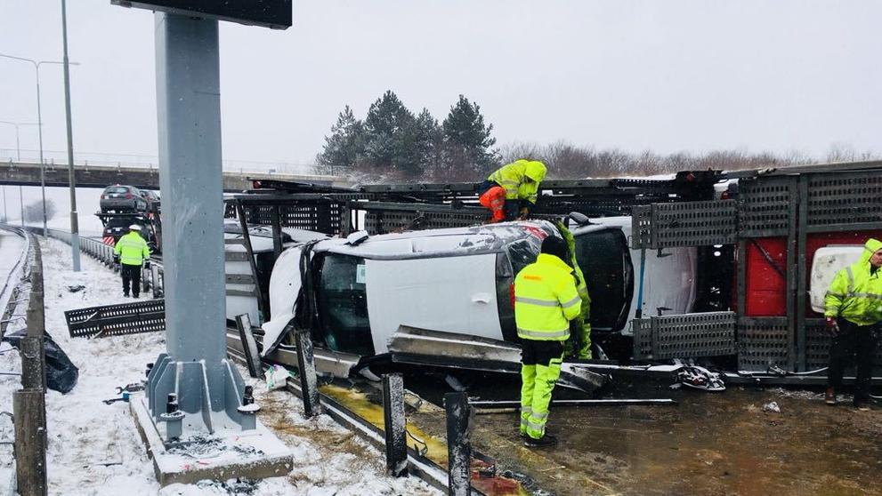Nehoda kamionu převážející auta na Pražském okruhu - 4