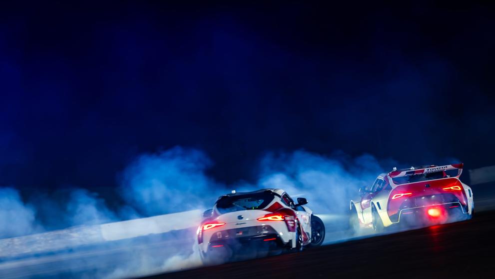 Toyoty GR Supra při autonomním tandemovém driftu