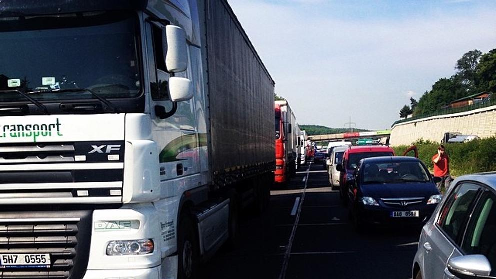 Kolona na dálnici D11 po nehodě tří kamionů