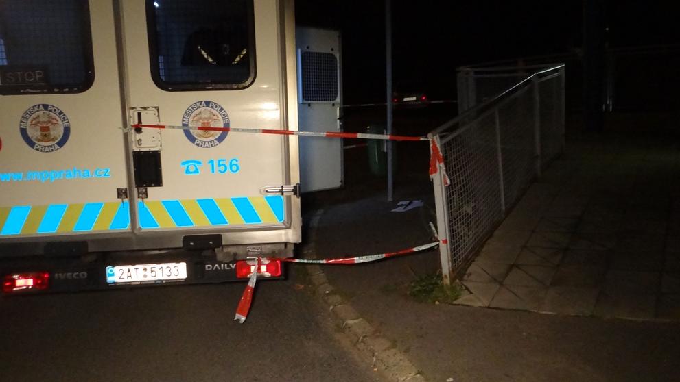 Policistům a strážníkům se venku před záchytkou podařilo agresora odzbrojit a zkrotit