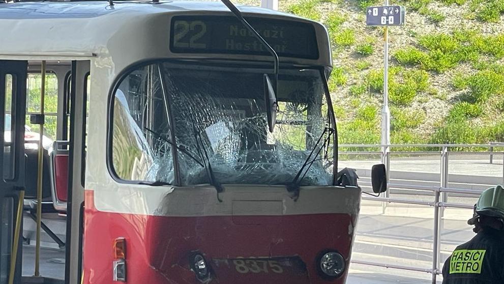 Nehoda tramvaje a autobusu v Praze