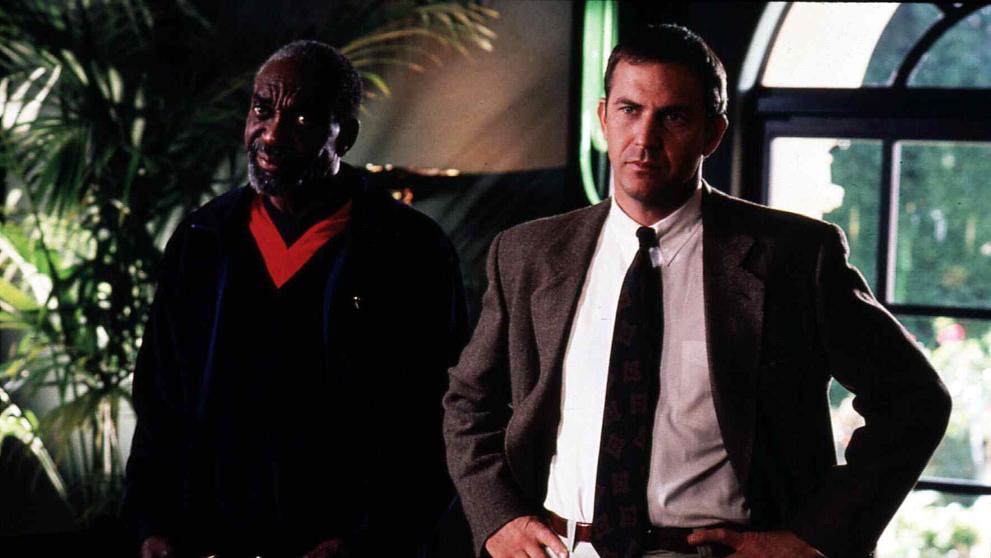Bill Cobbs a Kevin Costner ve filmu Osobní strážce, 1992