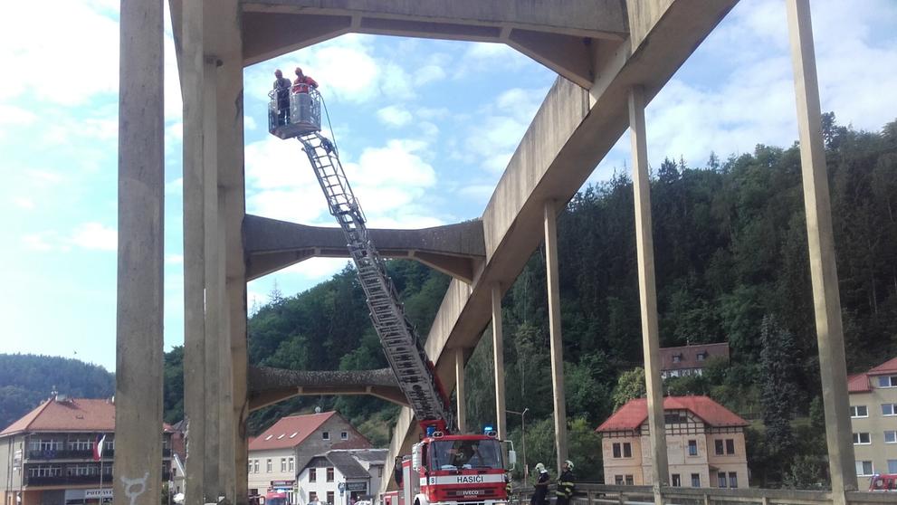 Muž si ustlal na vrcholku úzkého oblouku dvacet metrů nad hladinou
