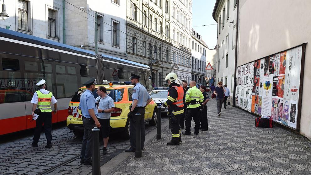 GALERIE: Pokus o sebevraždu na Malé Straně
