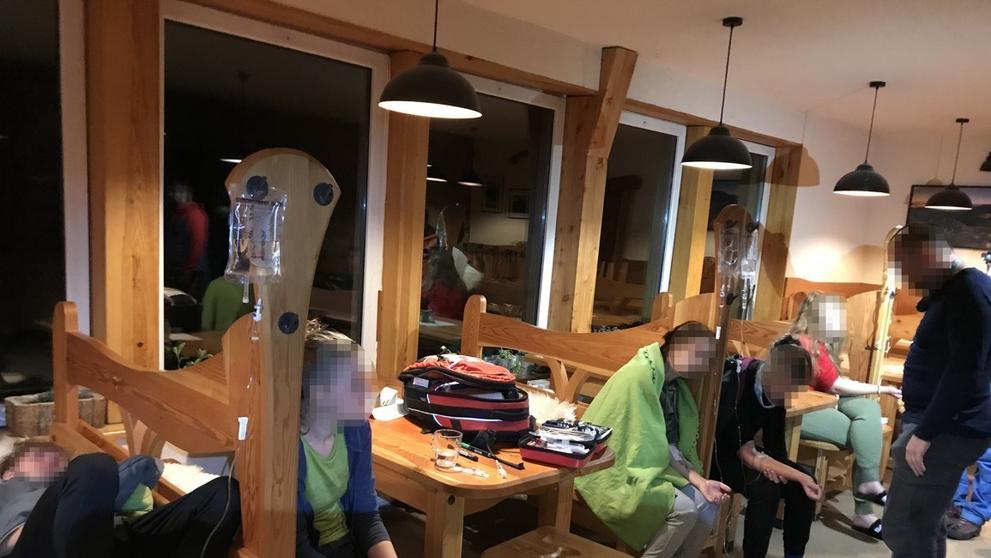 Záchranáři v Tatrách celou noc sváželi mladé české turisty se žaludečními problémy - 4