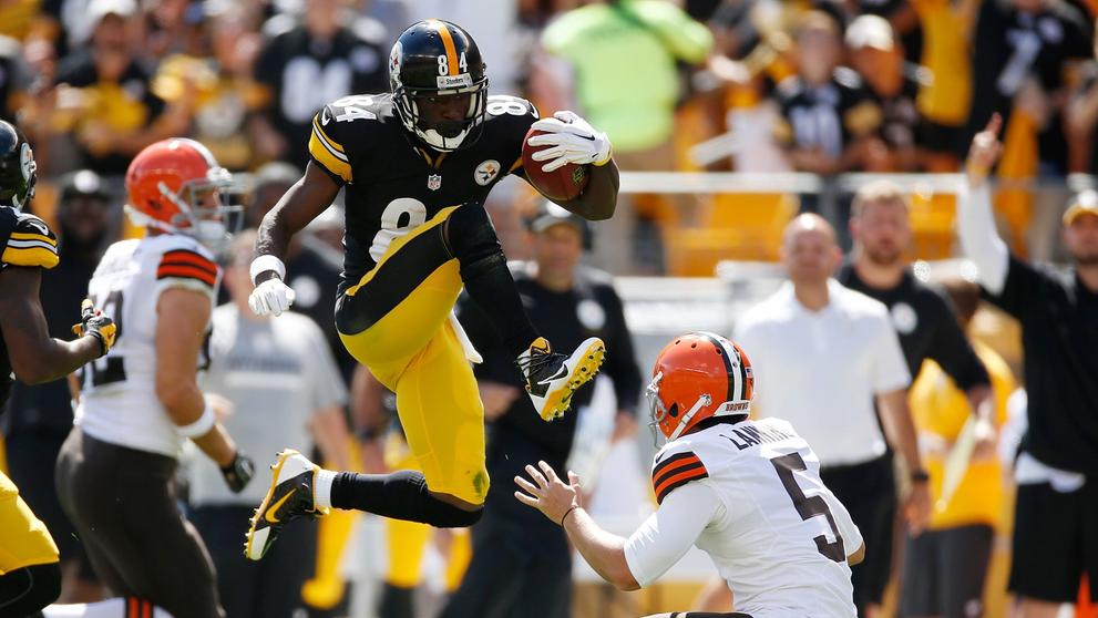 Antonio Brown se kopem zbavil obránce - 3