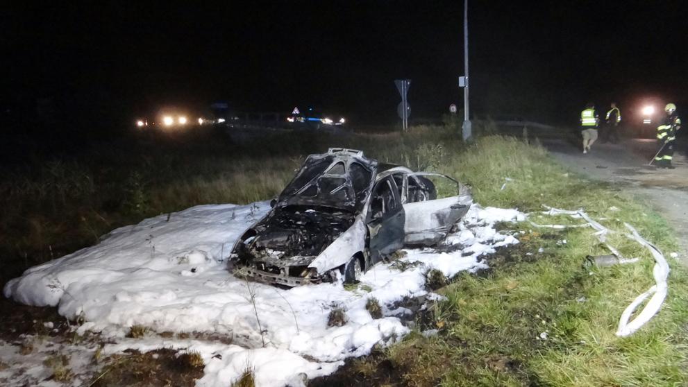 Pirát silnic rozbil auto o kruhový objezd, vzápětí mu shořelo