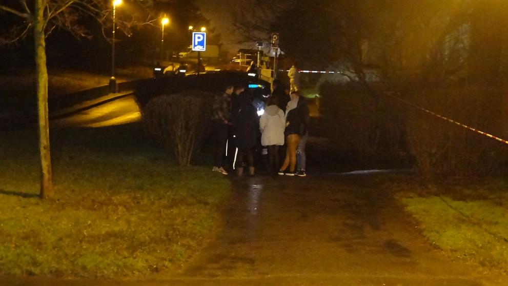 Policisté dlouho zajišťovali před panelákem stopy a vyslýchali svědky