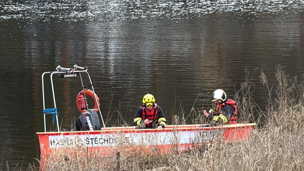 Na přehradě u Prahy se převrátila loď se sedmi lidmi. Jeden člověk se utopil (10)