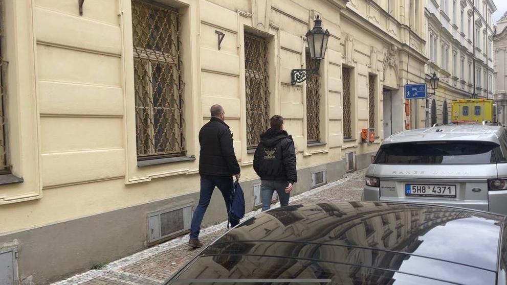 Policejní zásah ve škole na Malé straně