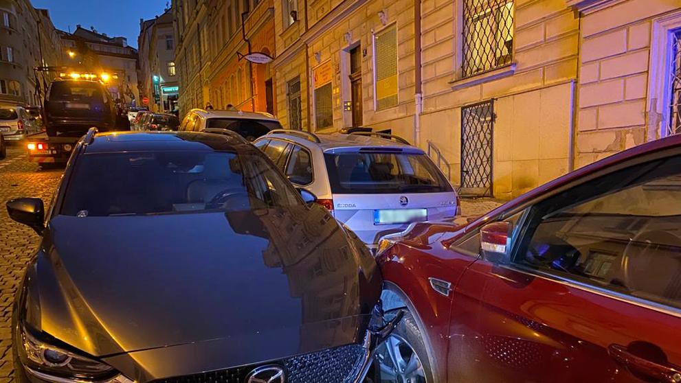 Auto bez řidiče se rozjelo a nabouralo několik stojících aut - 2