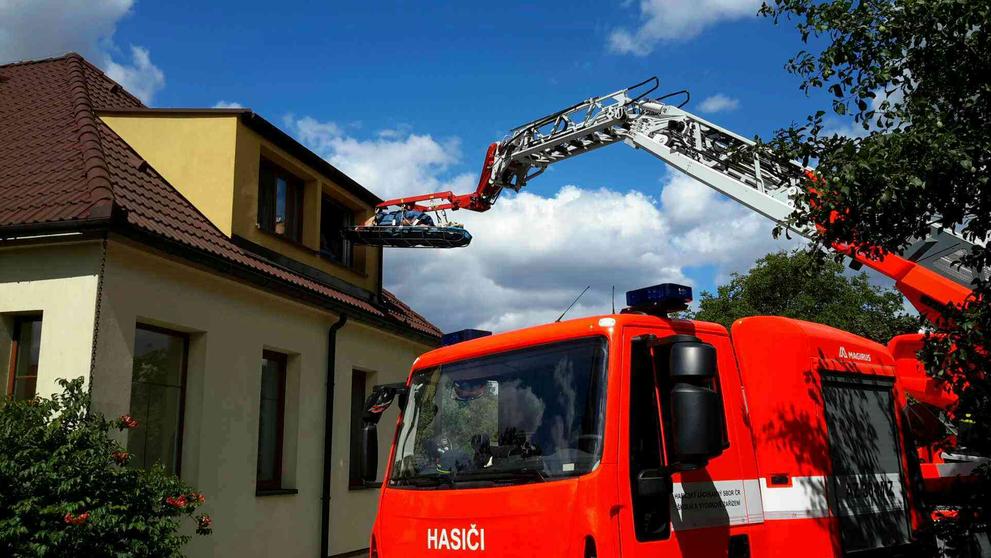 Obézního pacienta v Zastávce u Brna snesli hasiči plošinou - 10