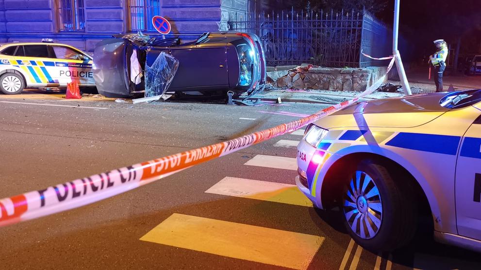 Srážka policejního a osobního auta (1)