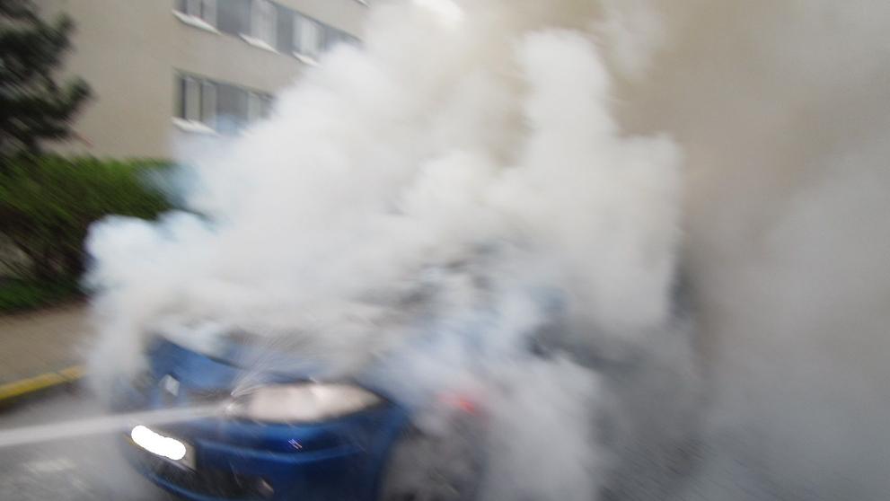 Řidičce začalo ve Zlíně hořet auto za jízdy