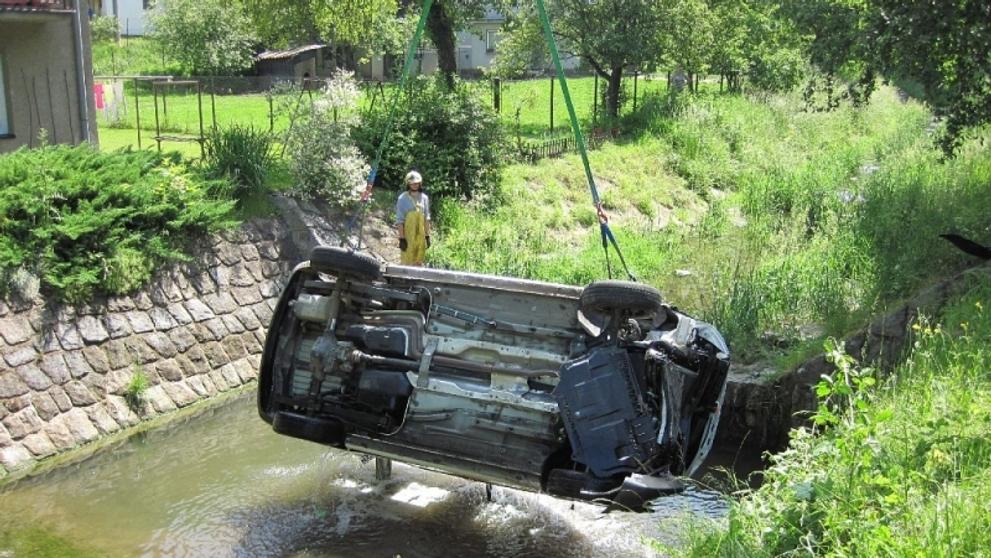 Vozidlo skončilo po nehodě v potoce - 3