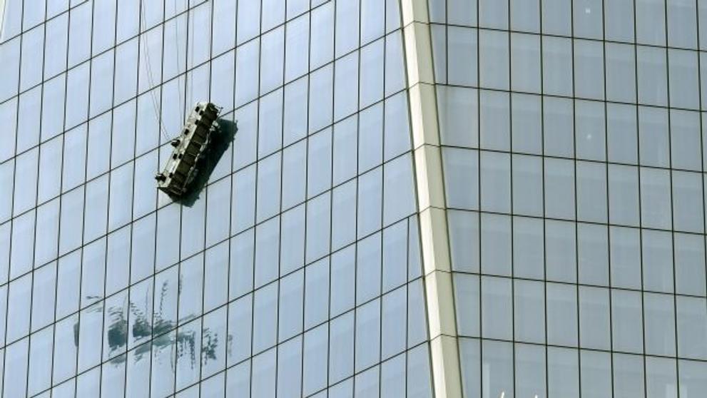 Na mrakodrapu World Trade Center uvízli myči oken - 2