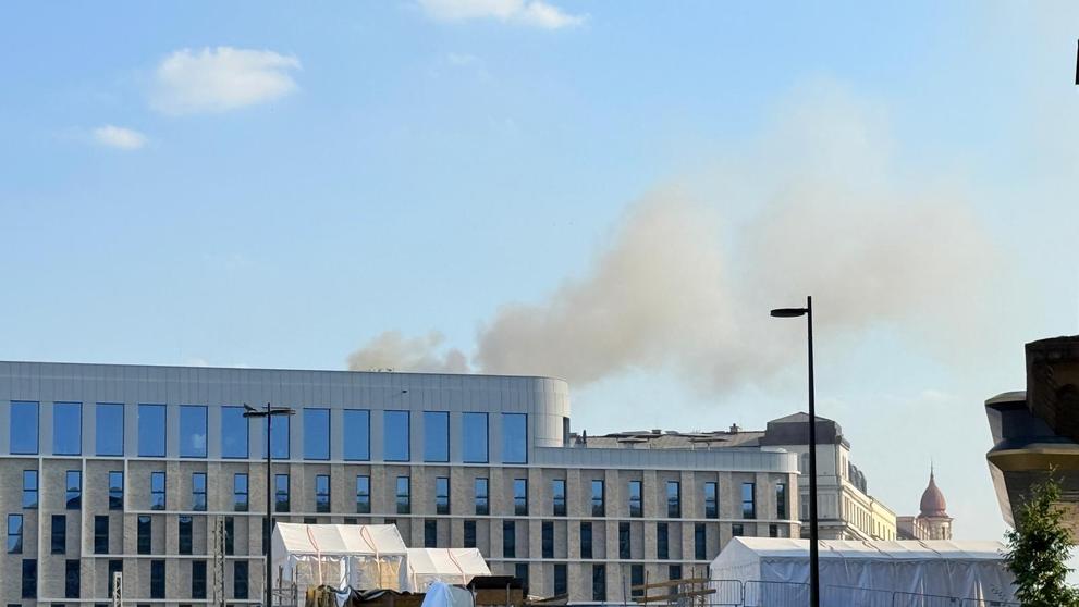 Požár střechy hotelu v Praze