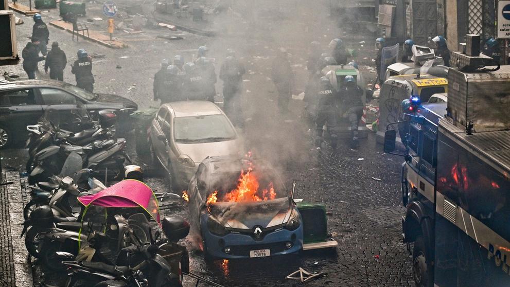 V centru Neapole hořela i policejní auta