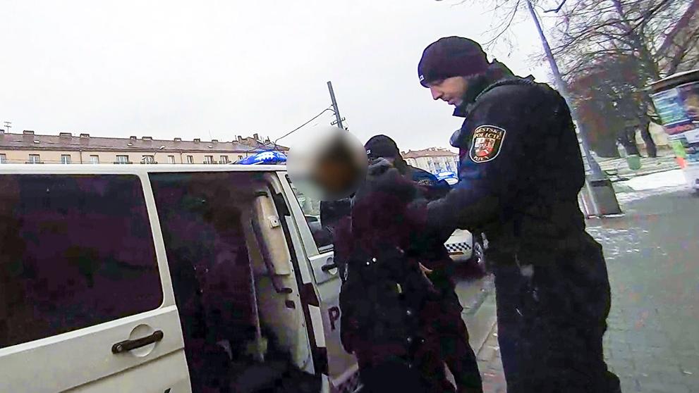Šestašedesátiletý muž opakovaně obtěžuje a napadá kolemjdoucí (3)