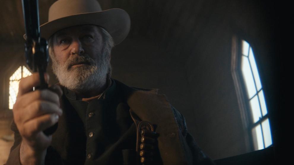 Alec Baldwin během natáčení filmu Rust