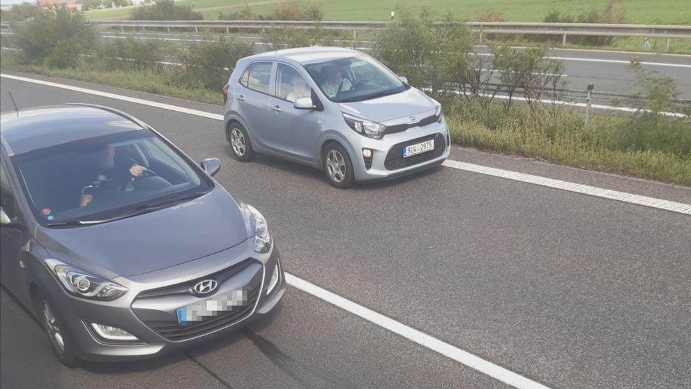 Řidiči na dálnici D8 projíždějí pruhem pro sanitku - 7