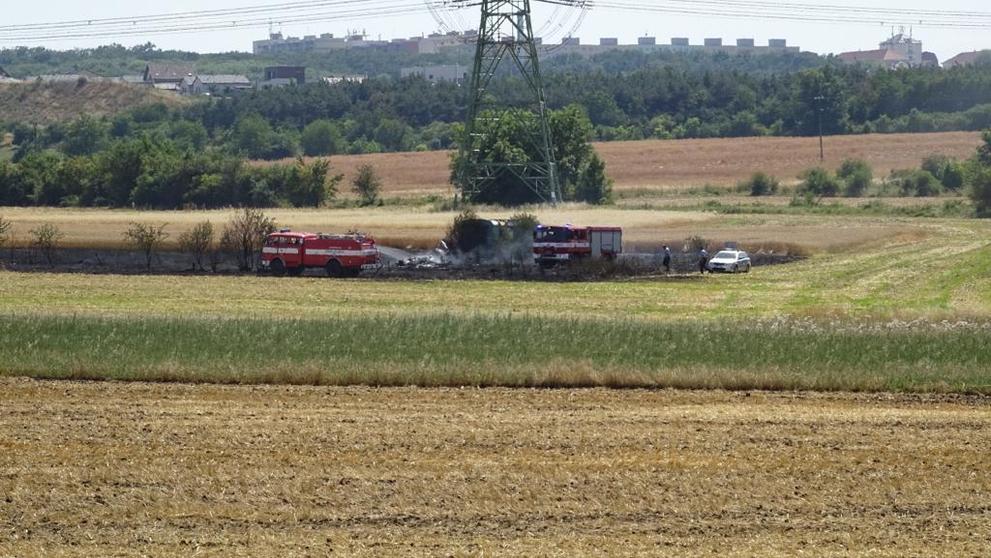 Požár pole u obce Kopeč na Mělnicku - 1