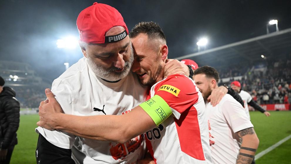 Trenér Jindřich Trpišovský v objetí s kapitánem Janem Bořilem