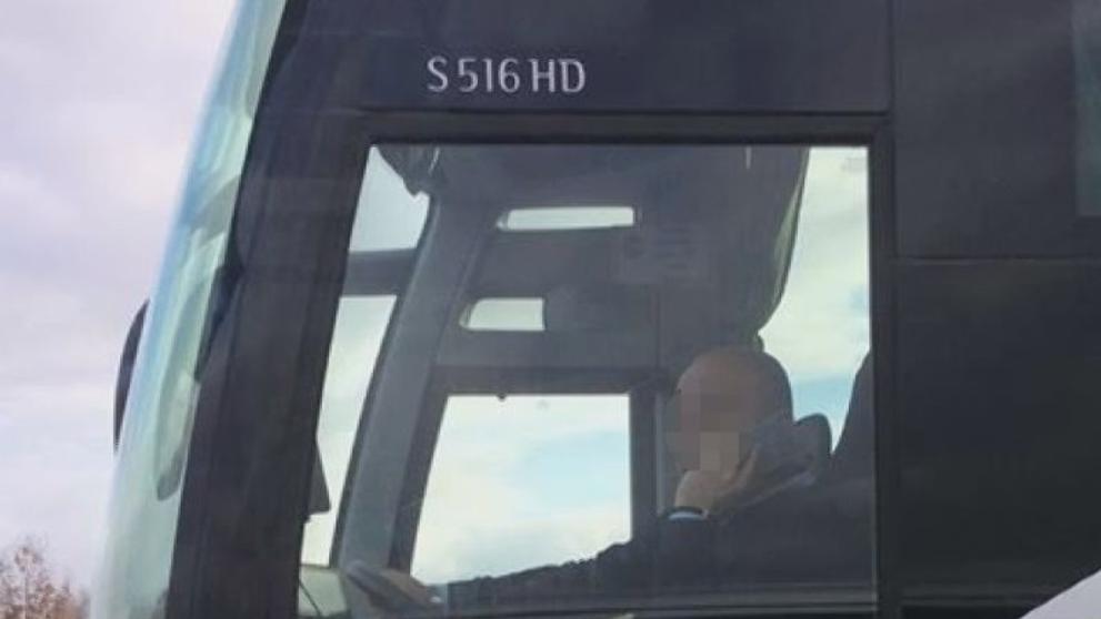 Řidič Flixbusu telefonoval za jízdy - 4