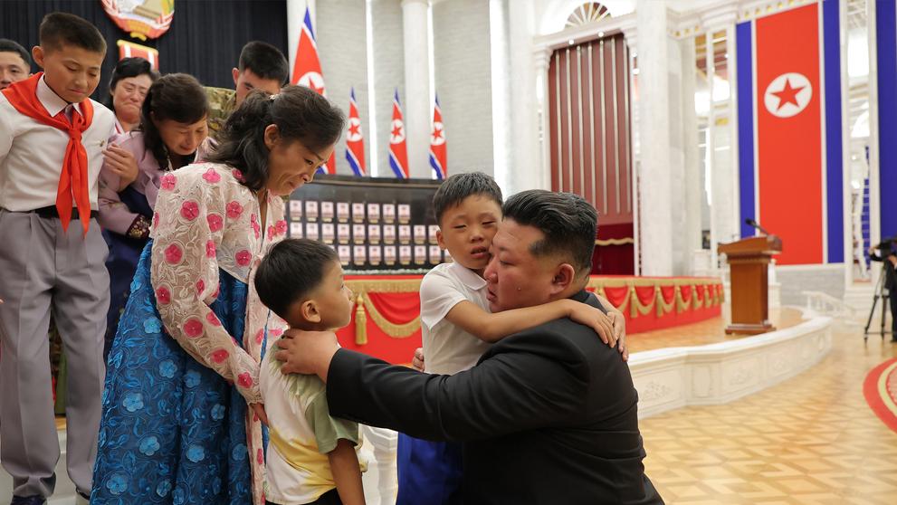 Kim Čong-un předává vyznamenání