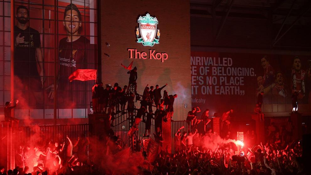 Slavící fanoušci Liverpoolu