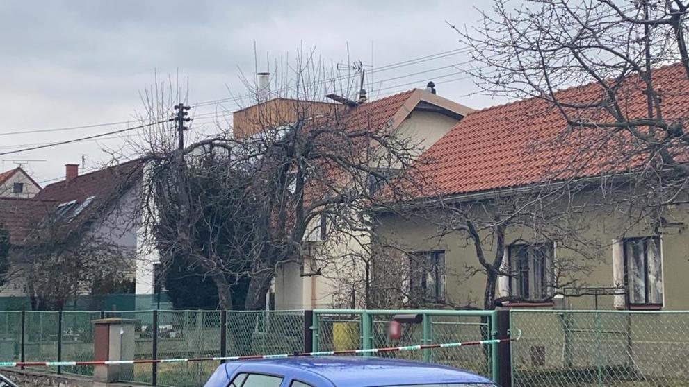 Muž na střeše v obci Kosoř - 1