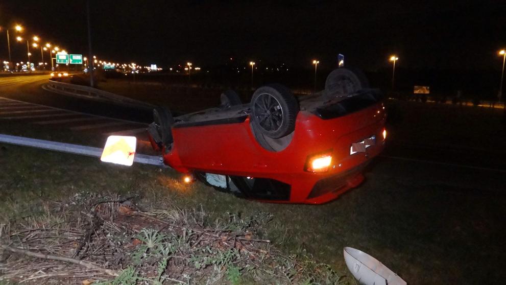 Fabia skončila na střeše, opilý řidič se spolujezdcem v nemocnici