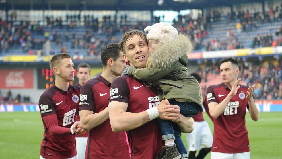 Josef Šural na hřišti s dcerou